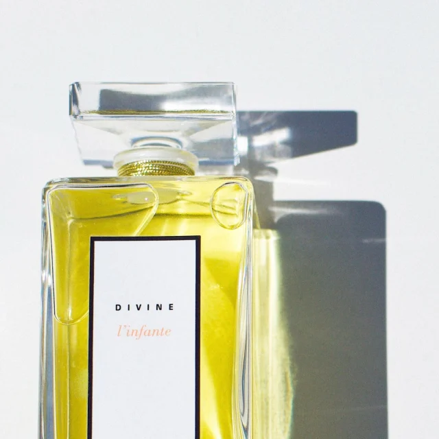 Un bouquet de fleurs pour commencer la semaine avec le sourire ✨
L'infante, notre deuxième création est un bouquet de fleurs blanches fraichement coupées.
.
.
Parfumeurs : Yvon Mouchel et Richard Ibanez
Stylisme @designby_dorotheeflores 
.

#belleparfumerie #parfumerieengagée #parfumsdivine #divineparfums #slowperfumery