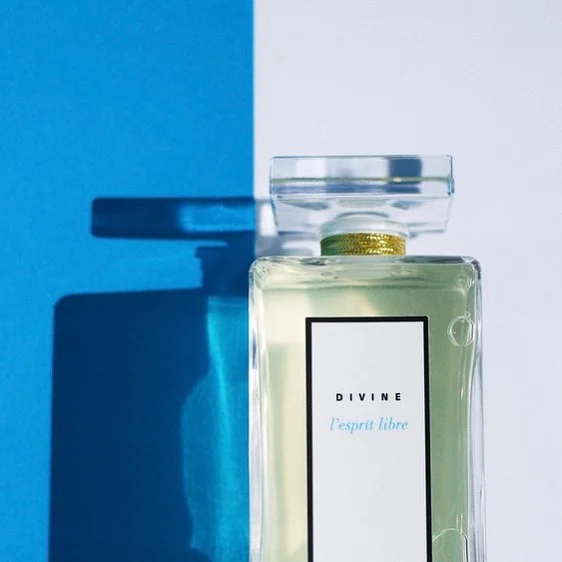 l’ e s p r i t  l i b r e 💙
Une brise légère, verte et fruitée – bergamote, vert de mandarine – et soudain, sans que l’on s’y attende, une onde radieuse de notes florales – pivoine et magnolia. 
En son cœur, le sourire bleu de l’iris, poudre et terre à la fois - absolue d’iris et beurre d’iris. 
Un long final de muscs et d’ambre gris. 
.
. 
Parfumeurs : Yvon Mouchel et @yann_vasnier 
Styliste @designby_dorotheeflores 

#divineparfums #parfumsdivine #lespritlibre #parfumerieengagée  #belleparfumerie  #parfumsrares #slowperfumery #hauteparfumeriefrançaise